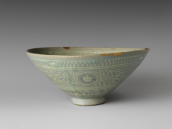 Bowl decorated with cranes, rain, and chrysanthemums